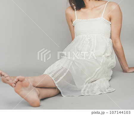 グレーバックと白いワンピースの女性 107144103