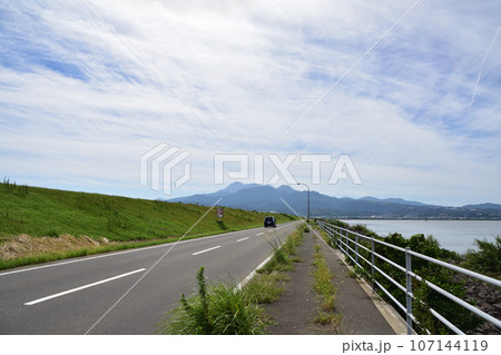 長崎県諫早湾干拓堤防道路の風景(2022年9月) 長崎県諫早湾干拓堤防道路の風景(2022年9月) 107144119