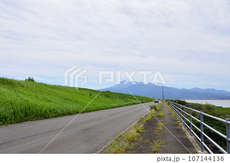 長崎県諫早湾干拓堤防道路の風景(2022年9月) 107144136