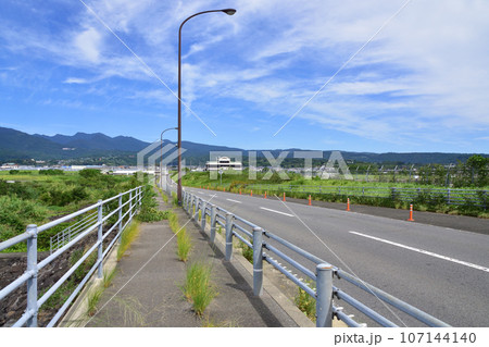 長崎県諫早湾干拓堤防道路の風景(2022年9月) 長崎県諫早湾干拓堤防道路の風景(2022年9月) 107144140