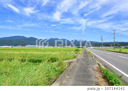 長崎県諫早湾干拓堤防道路の風景(2022年9月) 107144142