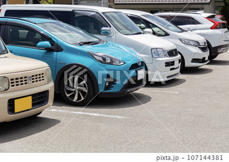 駐車場に並んだ車 107144381