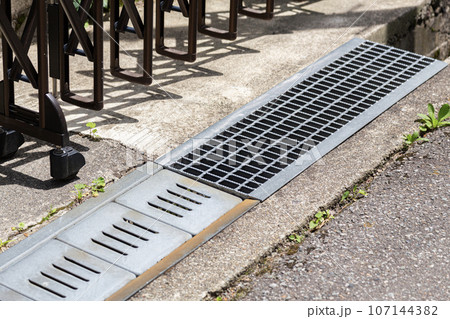 道の溝のグレーチング 107144382