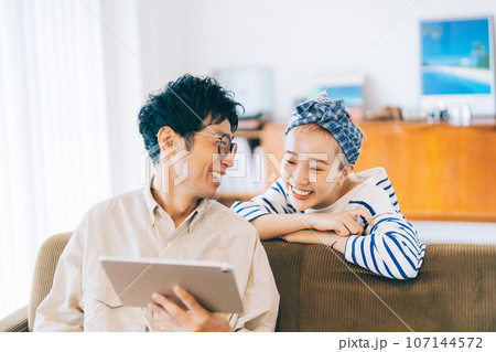 タブレットを一緒に見るカップル 107144572