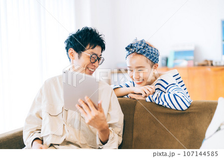 タブレットを一緒に見るカップル タブレットを一緒に見るカップル 107144585