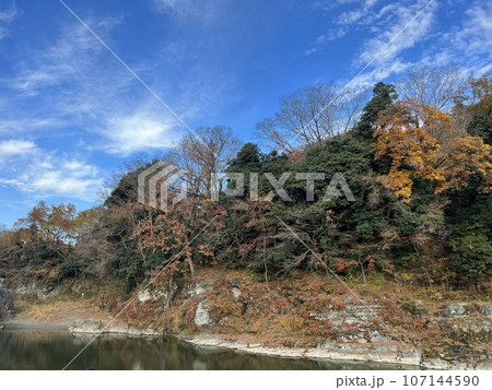 紅葉と青空と川 紅葉と青空と川 107144590