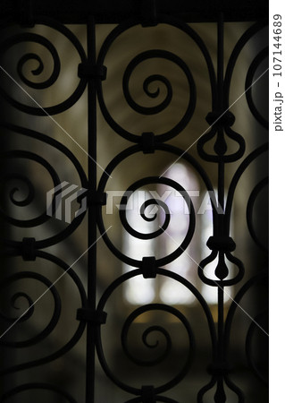 教会内のアンティークな格子の装飾 教会内のアンティークな格子の装飾 107144689