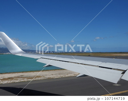 ハワイ 滑走路へ向かう飛行機 ハワイ 滑走路へ向かう飛行機 107144719