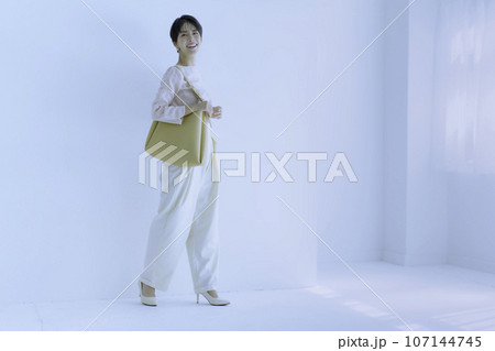 白背景の若い女性の全身のファッションポートレート 白背景の若い女性の全身のファッションポートレート 107144745