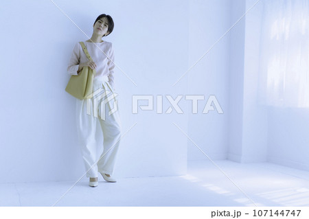 白背景の若い女性の全身のファッションポートレート 白背景の若い女性の全身のファッションポートレート 107144747