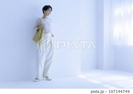 白背景の若い女性の全身のファッションポートレート 白背景の若い女性の全身のファッションポートレート 107144749