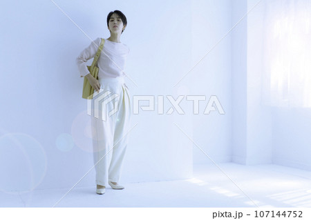 白背景の若い女性の全身のファッションポートレート 白背景の若い女性の全身のファッションポートレート 107144752