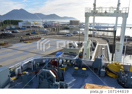 早朝の熊本港から島原港へ向かうフェリーからの風景(2022年9月) 107144819