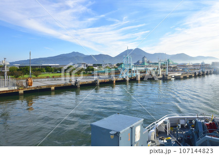 早朝の熊本港から島原港へ向かうフェリーからの風景(2022年9月) 107144823