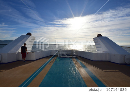 早朝の熊本港から島原港へ向かうフェリーからの風景(2022年9月) 早朝の熊本港から島原港へ向かうフェリーからの風景(2022年9月) 107144826