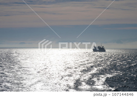 早朝の熊本港から島原港へ向かうフェリーからの風景(2022年9月) 早朝の熊本港から島原港へ向かうフェリーからの風景(2022年9月) 107144846