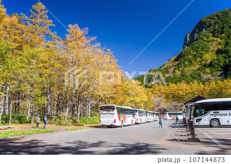 秋の上高地「駐車場からの風景」 107144873