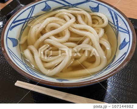 昼食で食べる「かけうどん」 107144982