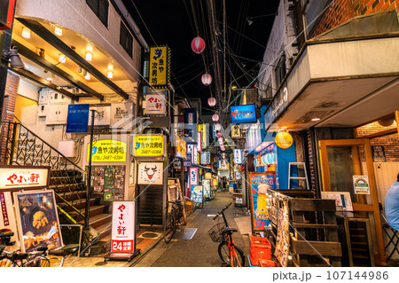 日本の東京都市景観 9月。脱コロナ、三軒茶屋駅すぐの飲み屋街「すずらん通」などを望む 107144986
