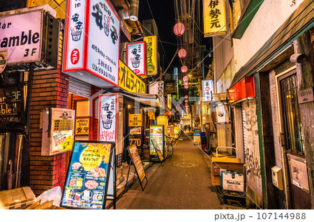 日本の東京都市景観 9月。脱コロナ、三軒茶屋駅すぐの飲み屋街「すずらん通」などを望む 107144988