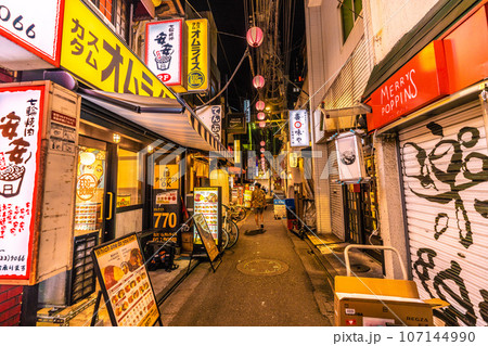 日本の東京都市景観 9月。脱コロナ、三軒茶屋駅すぐの飲み屋街「すずらん通」などを望む 107144990
