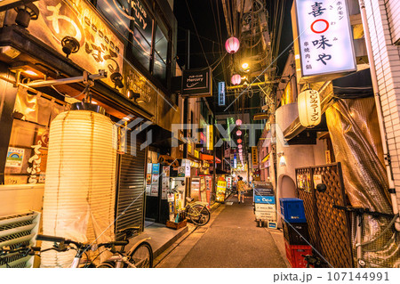 日本の東京都市景観 9月。脱コロナ、三軒茶屋駅すぐの飲み屋街「すずらん通」などを望む 日本の東京都市景観 9月。脱コロナ、三軒茶屋駅すぐの飲み屋街「すずらん通」などを望む 107144991