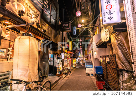 日本の東京都市景観 9月。脱コロナ、三軒茶屋駅すぐの飲み屋街「すずらん通」などを望む 日本の東京都市景観 9月。脱コロナ、三軒茶屋駅すぐの飲み屋街「すずらん通」などを望む 107144992