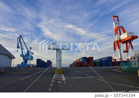 早朝の熊本港の風景(2022年9月) 107145104