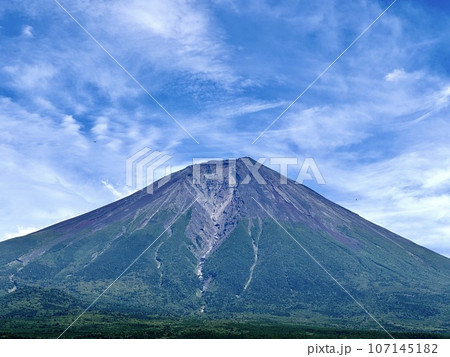 夏の終わりの富士山景色 107145182
