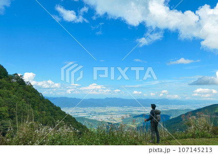 空を見上げる登山する男性 107145213