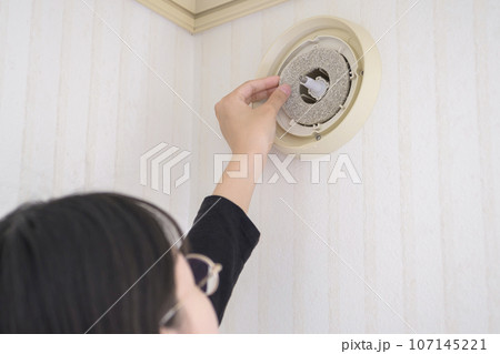 換気口フィルターの交換(古いフィルターを外す) 換気口フィルターの交換(古いフィルターを外す) 107145221