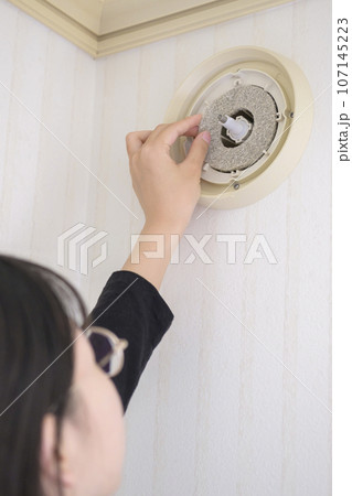 換気口フィルターの交換(古いフィルターを外す) 換気口フィルターの交換(古いフィルターを外す) 107145223