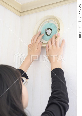 換気口フィルターの交換(新しいフィルターを取り付ける) 換気口フィルターの交換(新しいフィルターを取り付ける) 107145225