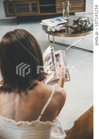 リビングに座りくつろぐ女性 107145256