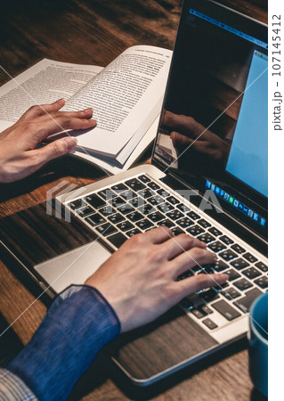 お洒落な部屋でテレワークする女性 お洒落な部屋でテレワークする女性 107145412