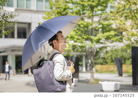 日傘をさした50代のビジネスマン 日傘をさした50代のビジネスマン 107145525