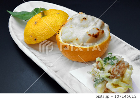 料亭で出される日本料理 帆立と雲子の柚子釜焼 料亭で出される日本料理 帆立と雲子の柚子釜焼 107145615