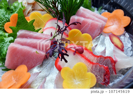 季節のお刺身盛合わせ 107145619