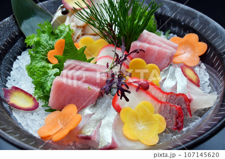 活きミル貝と季節のお刺身盛合わせ 107145620