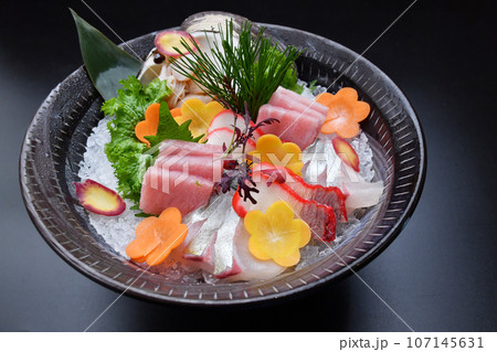 活きミル貝と季節のお刺身盛合わせ 107145631