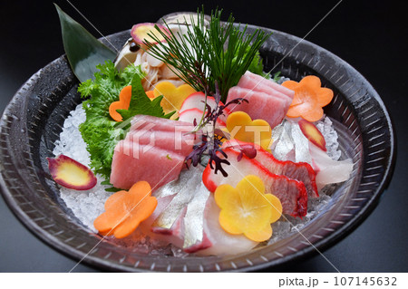 活きミル貝と季節のお刺身盛合わせ 107145632