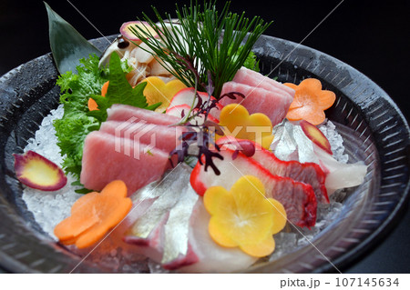 活きミル貝と季節のお刺身盛合わせ 107145634