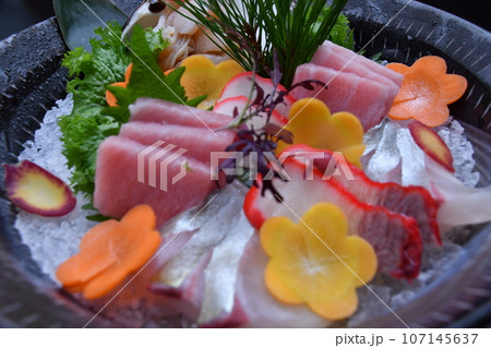 活きミル貝と季節のお刺身盛合わせ 107145637