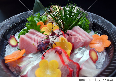 活きミル貝と季節のお刺身盛合わせ 107145638