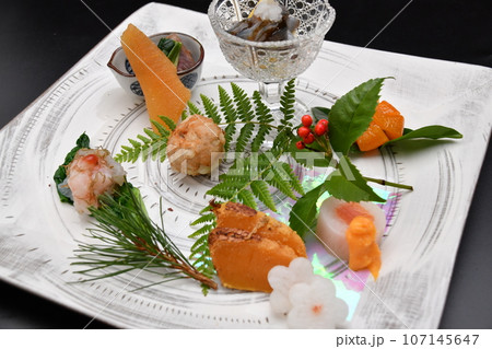 料亭で出される旬の食材を盛り付けた料理 正月の八寸 料亭で出される旬の食材を盛り付けた料理 正月の八寸 107145647