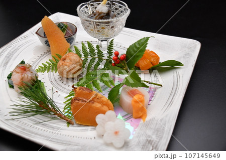 料亭で出される旬の食材を盛り付けた料理 正月の八寸 料亭で出される旬の食材を盛り付けた料理 正月の八寸 107145649