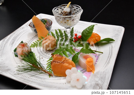 料亭で出される旬の食材を盛り付けた料理 正月の八寸 料亭で出される旬の食材を盛り付けた料理 正月の八寸 107145651