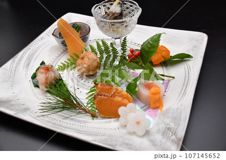 料亭で出される旬の食材を盛り付けた料理　正月の八寸 107145652