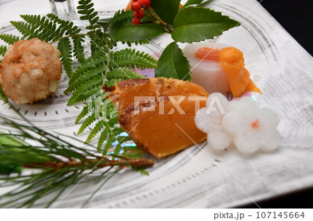 料亭で出される旬の食材を盛り付けた料理 正月の八寸 料亭で出される旬の食材を盛り付けた料理 正月の八寸 107145664