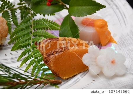 料亭で出される旬の食材を盛り付けた料理　正月の八寸 107145666